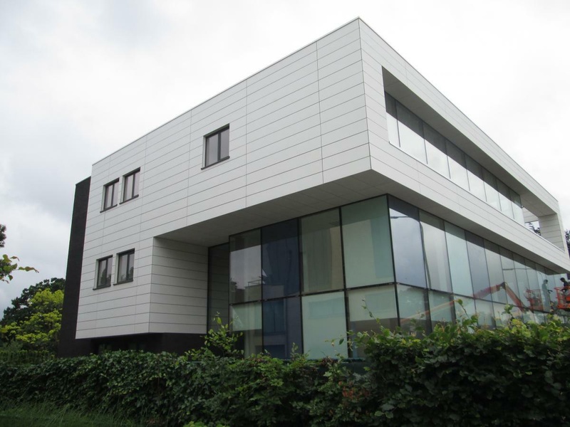 Vrijstaande woning glas en witte gevelbekleding Equitone Tectiva